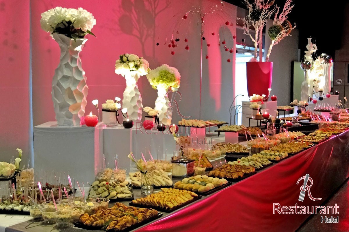 Présentation buffet avec verrines décorée de fleurs